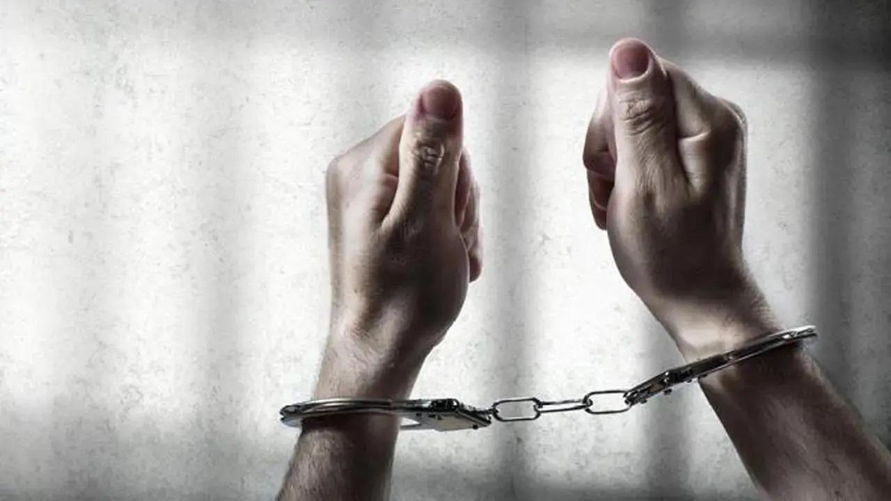Navi Mumbai: Police inspector held while taking bribe from junior officials for transfer